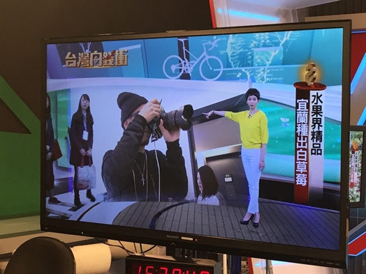 圖片標題:圖二： 宣儀主播示範鏡頭前的美姿美儀