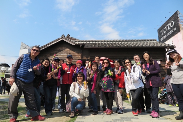 圖片標題:04潘校長請校友們享用古早味枝仔冰