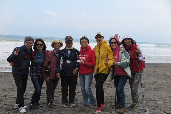 圖片標題:05阿朗壹古道—校友們不畏太平洋的波濤洶湧，征服古道