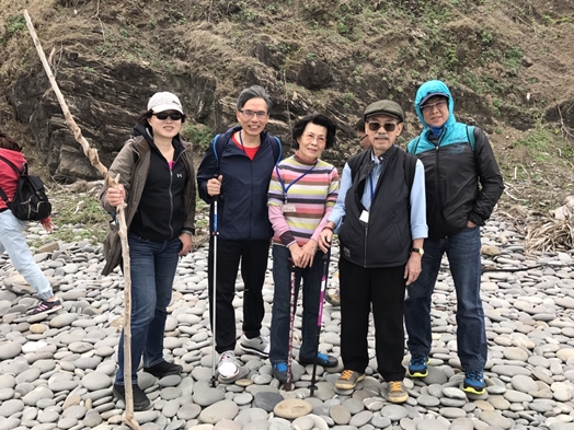 圖片標題:06阿朗壹古道--本次最高齡的經濟系陳鴻智學長(右二)走完全程，體力不輸年輕人