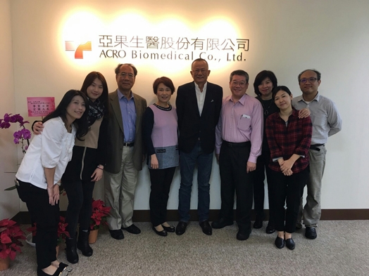 圖片標題:01東吳大學與東吳大學校友總會聯袂拜訪亞果生醫，中立者為謝達仁謝學長（微生物74級）、王祿誾謝學長（企管系66級）