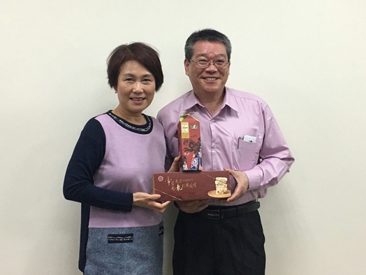 圖片標題:02理學院宋宏紅院長代表致贈校園紀念品