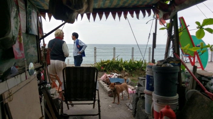 圖片標題:04爺爺的背影(穿藍色夾克白髮者)