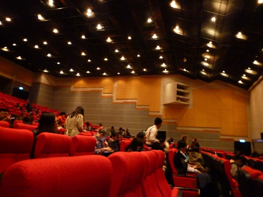 圖片標題:02.陸續進場的觀眾