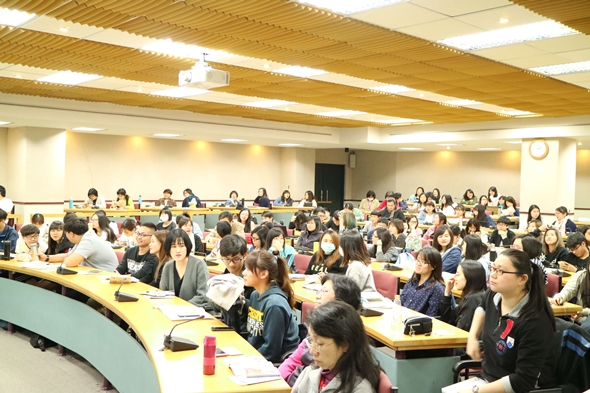 圖片標題:04認真聆聽講者的神情