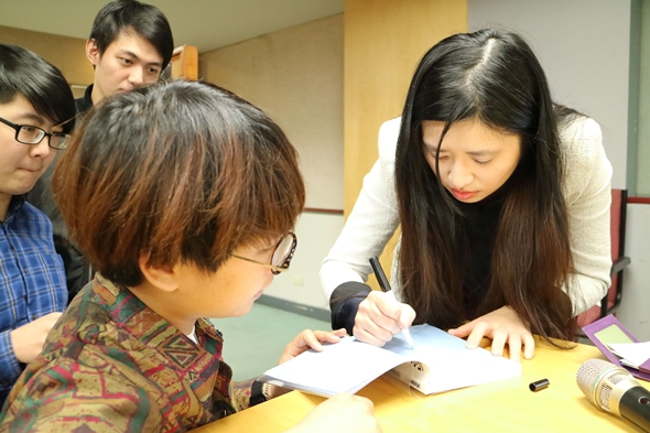 圖片標題:08心理諮商師熱情幫同學簽書