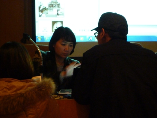 圖片標題:05. 詢問老師意見的同學