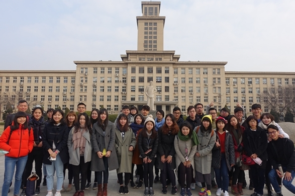 圖片標題:圖一 南開大學校園內團體合影