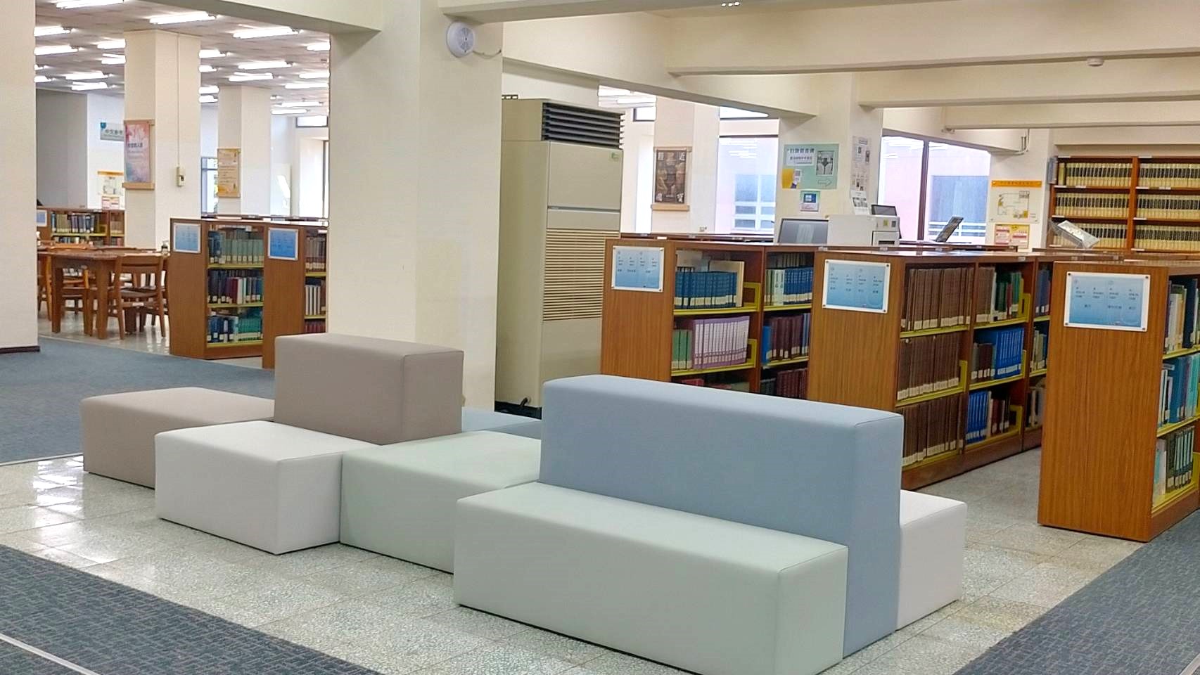 圖片標題:圖四_明亮的參考書區