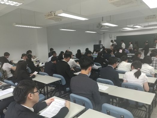 圖片標題:01考生於候考教室靜心準備面試