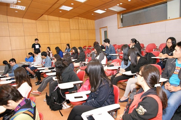 圖片標題:03城中場─同學們專心聆聽的模樣