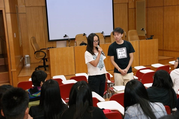 圖片標題:05Johnny請同學上台進行分享