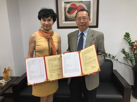 圖片標題:01理律文教基金會李永芬執行長與法學院洪家殷院長簽署合作備忘錄