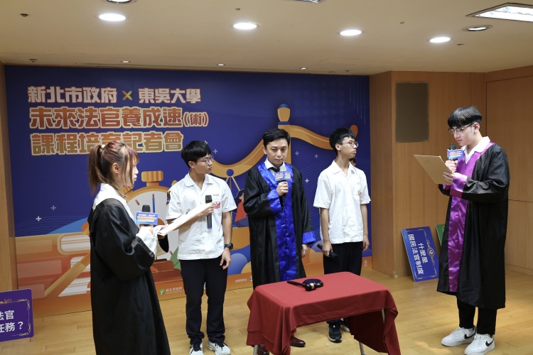 圖片標題:batch_圖五、記者會現場高中生表演模擬法庭行動劇_0