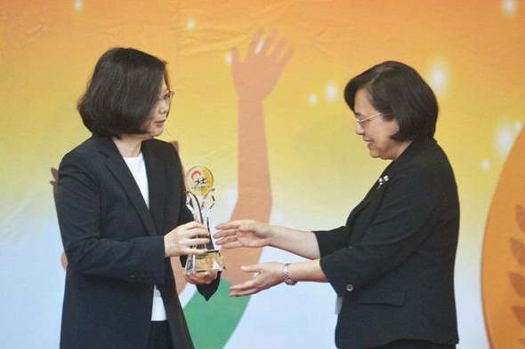 圖片標題:03總統親自贈獎予莫藜藜教授