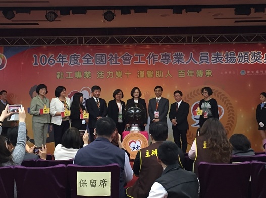 圖片標題:02莫藜藜教授於表揚大會致詞