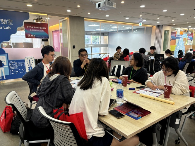 圖片標題:batch_圖四導師學員進行討論