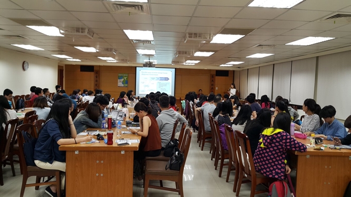 圖片標題:01 同學們聚精會神地聽演講