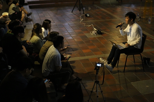 圖片標題:1.秦旭章講師近距離分享創作歷程