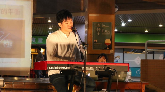 圖片標題:4.演出中的秦旭章講師