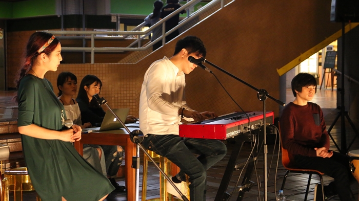 圖片標題:5.由秦旭章講師塊領的守夜人樂團表演