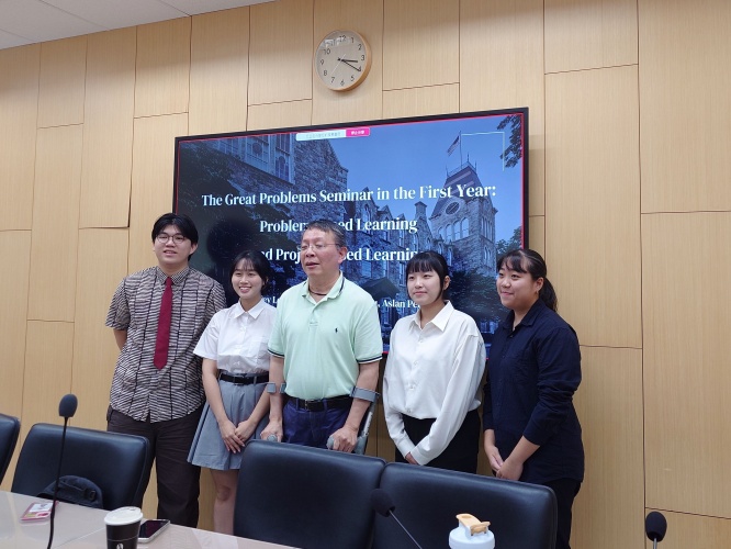 圖片標題:batch_圖八 米建國院長與發表同學合照