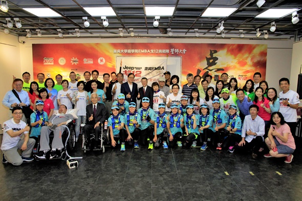 圖片標題:21東吳大學EMBA挑戰戈壁賽誓師大會與會貴賓合影。