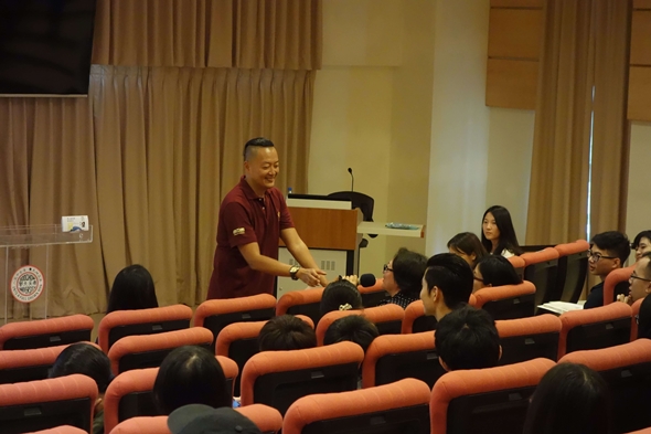 圖片標題:03觀眾向褚士瑩講師提問