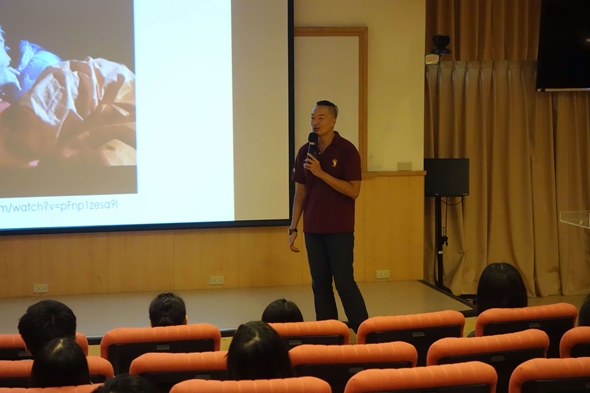 圖片標題:02褚士瑩講師演講中