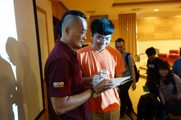 圖片標題:05 會後同學向褚士瑩講師索取簽名