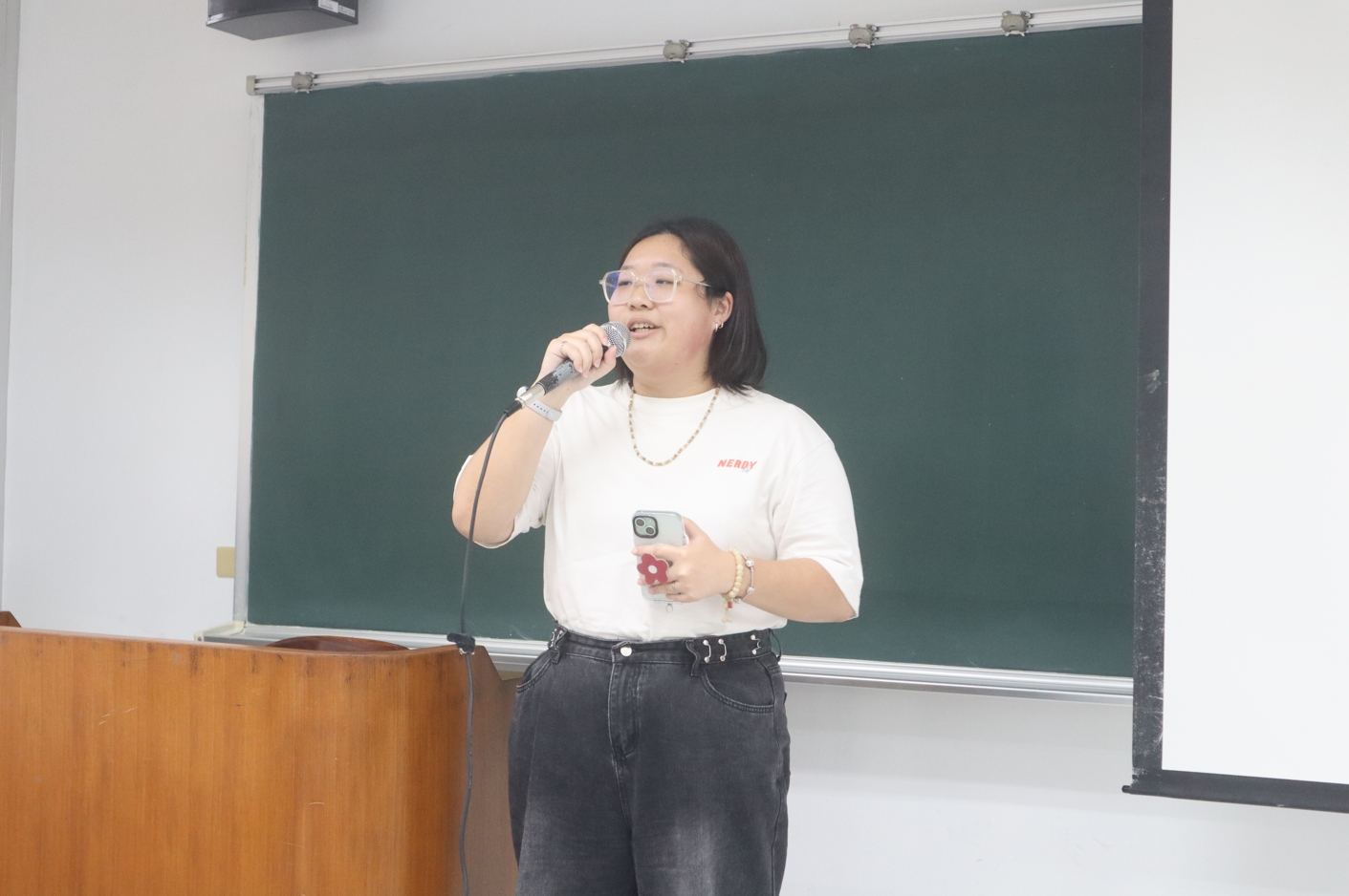 圖片標題:政治學系ˍ製作地方繪本 陳宜佳同學獲東吳USR計畫贈獎報導(圖二)