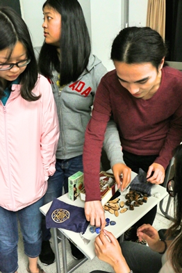 圖片標題:03 同學操作占卜用具