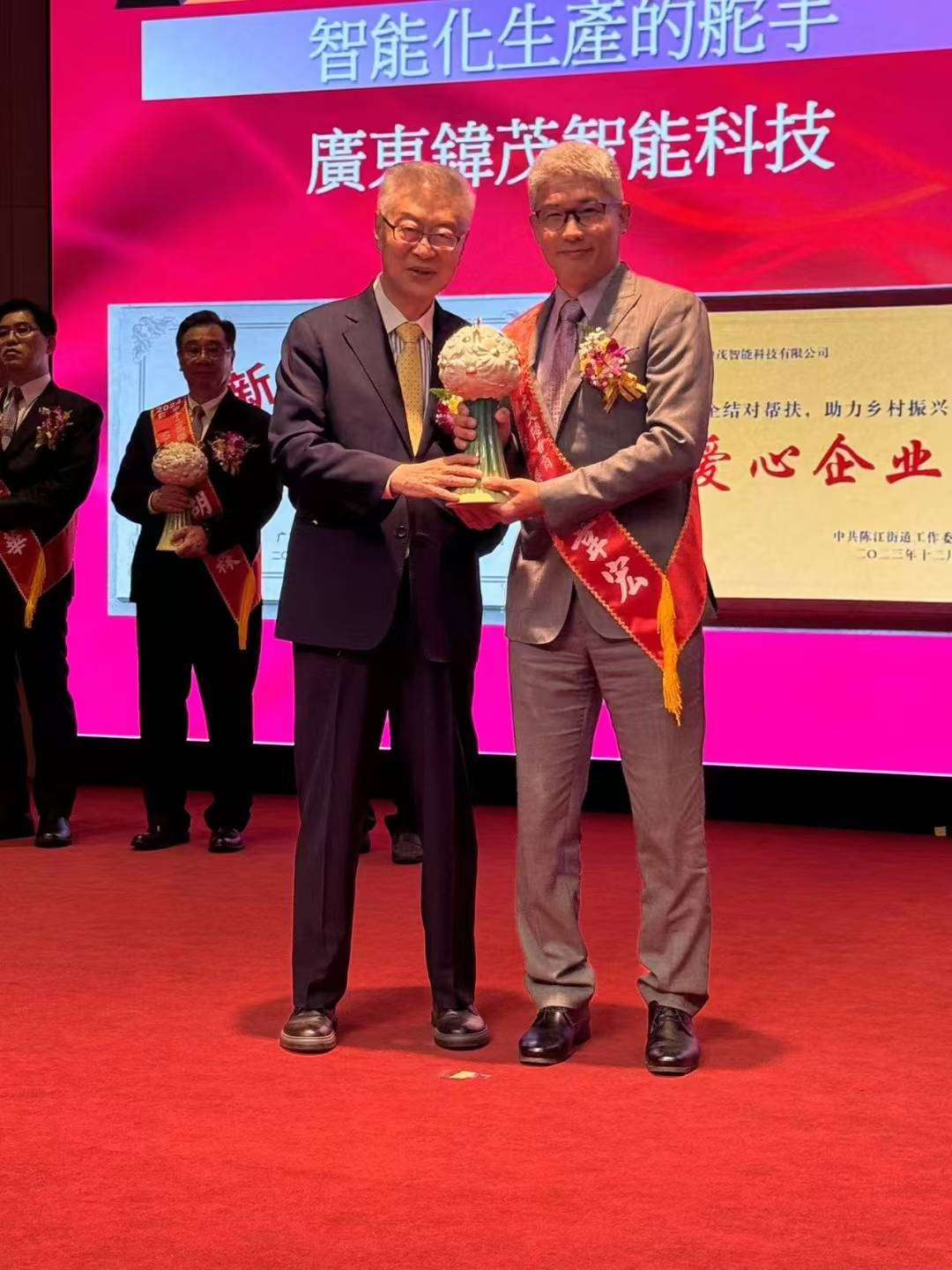 圖片標題:圖1：東吳企管系86級李韋宏學長榮獲第十二屆傑出大陸台商「創新經營獎」，由前行政院院長陳冲先生親自授獎。