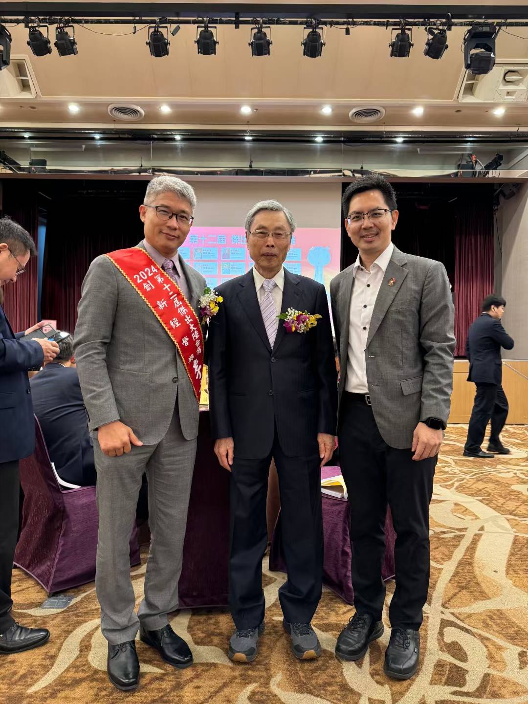 圖片標題:圖2：李韋宏學長(左)與企管系高孔廉講座教授(中)及胡凱傑研發長(右)合影留念。