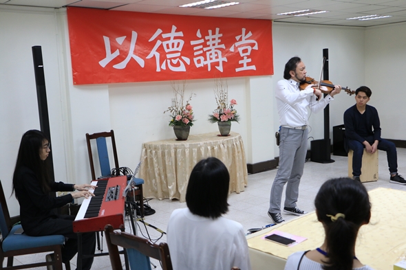 圖片標題:圖五：小提琴、鋼琴、.木箱鼓演奏家