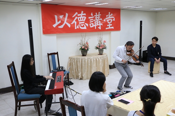 圖片標題:圖六：小提琴、鋼琴、.木箱鼓演奏家