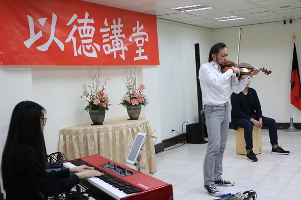 圖片標題:圖四：小提琴、鋼琴、.木箱鼓演奏家JPG