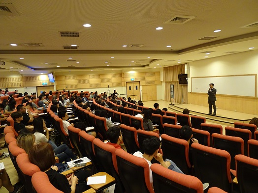 圖片標題:01呂秋遠律師演講畫面