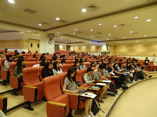 圖片標題:02專心聽講的學生