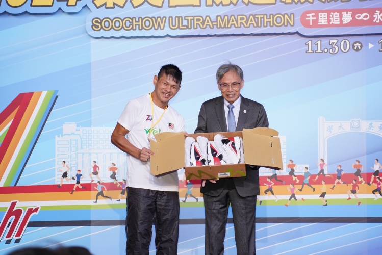 圖片標題:4.校友總會陳惠貴理事長贈送「三隻跑鞋」給馬來西亞跑者曾志龍。
