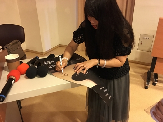 圖片標題:鍾文音於宣傳海報上簽名