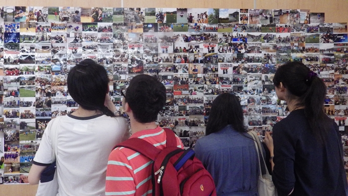 圖片標題:圖三：熱鬧的照片牆