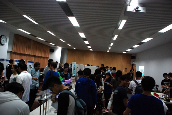 圖片標題:圖十：學系成果展示會場