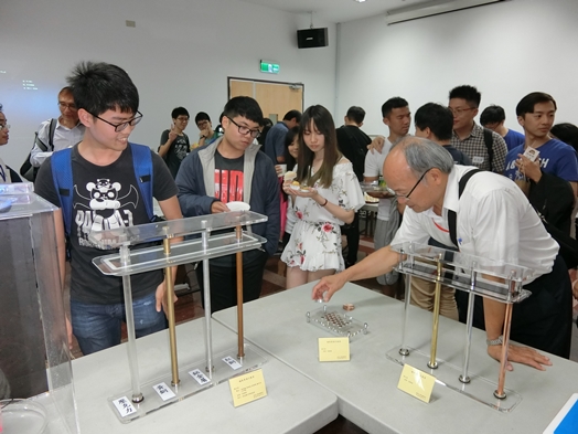 圖片標題:圖五：有趣的自製教具，引起大家的關注