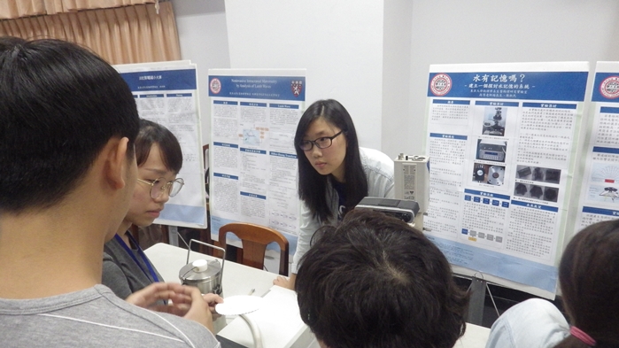 圖片標題:圖六：專題成果發表，同學接受詢問的情形