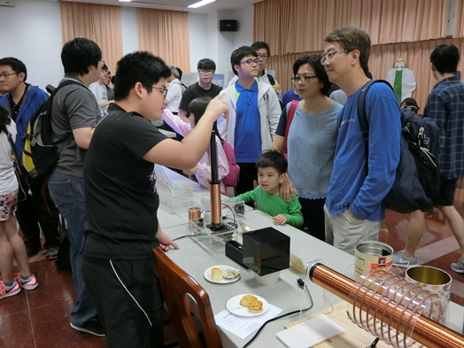 圖片標題:圖四：系友了解教具的演示