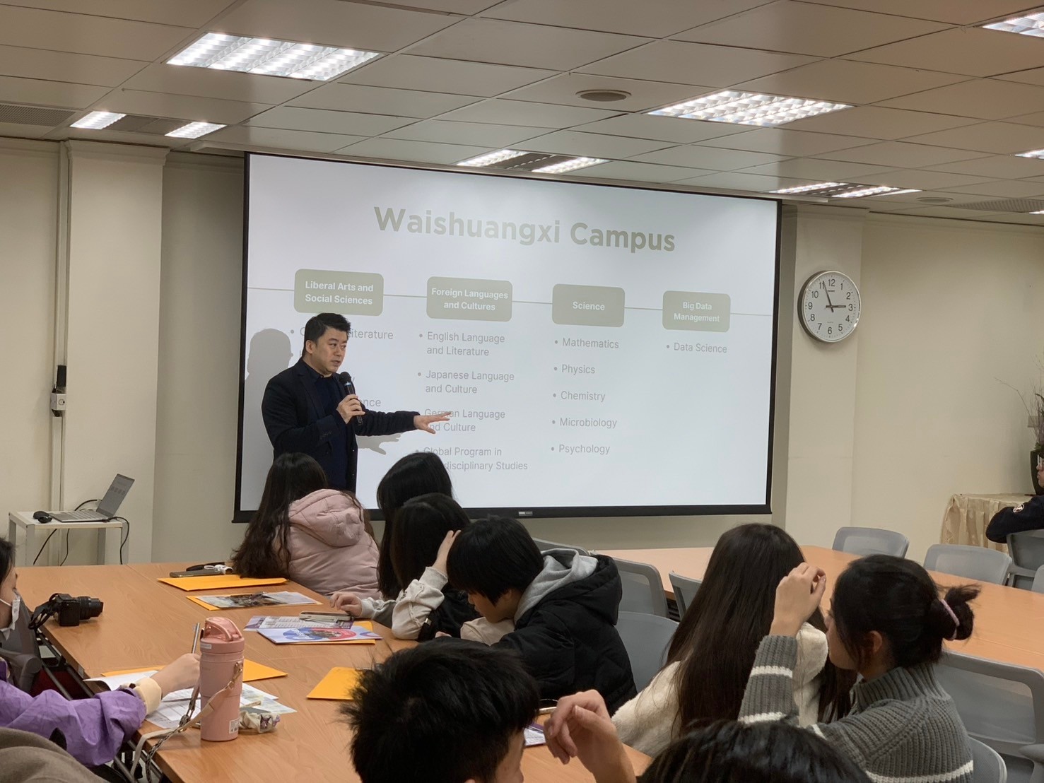 圖片標題:圖四國際事務中心梁文駿主任進行東吳大學校系簡介