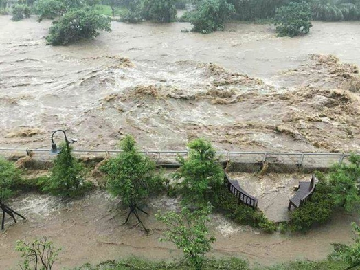 圖片標題:1.滾滾黃流潰堤，水漫東吳雙溪校園