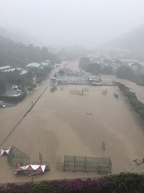圖片標題:2.水淹東吳，雙溪操場一片汪洋迷濛