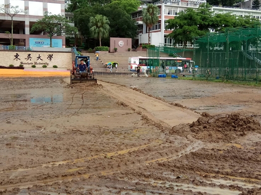 圖片標題:6.厚重泥沙堆積，出動機具善後